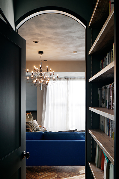 WICからリビングをみる<br />ここにも大型の本棚を設置 WICからリビングをみる<br />ここにも大型の本棚を設置