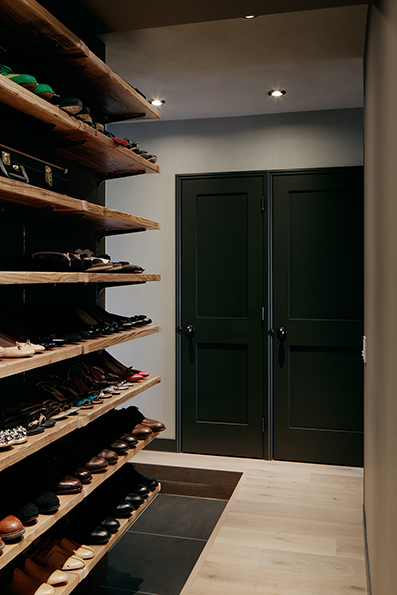 古材を使った靴用のオープン棚<br />奥には収納とエコキュートの扉が見える 古材を使った靴用のオープン棚<br />奥には収納とエコキュートの扉が見える