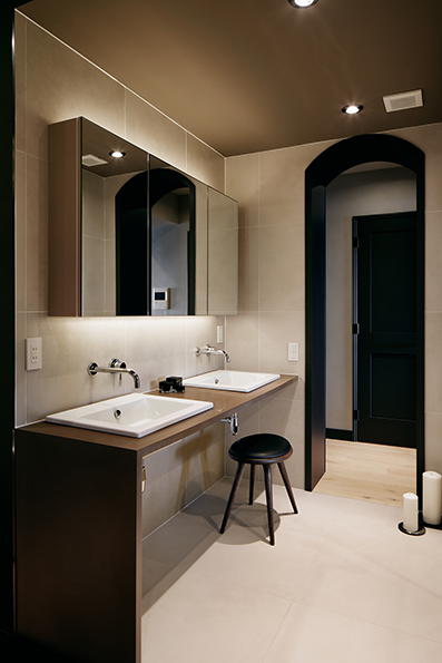 2シンクの洗面<br />2人同時使用が可能な為ストレスなく使える 2シンクの洗面<br />2人同時使用が可能な為ストレスなく使える