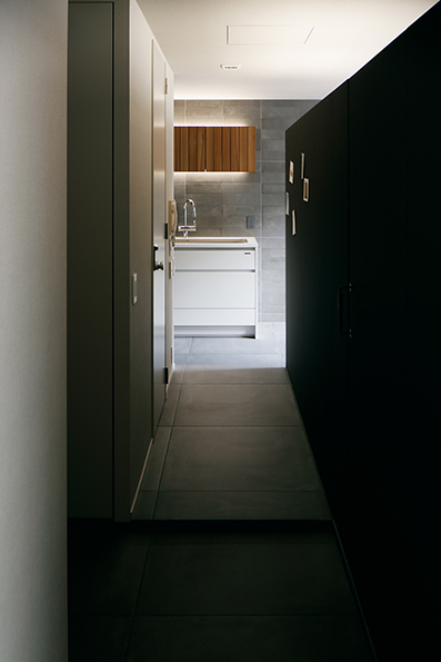 玄関入って左をみる 突き当たりにはキッチン<br />右側のパーティションはピンが可能なコルクで出来た壁材 玄関入って左をみる 突き当たりにはキッチン<br />右側のパーティションはピンが可能なコルクで出来た壁材