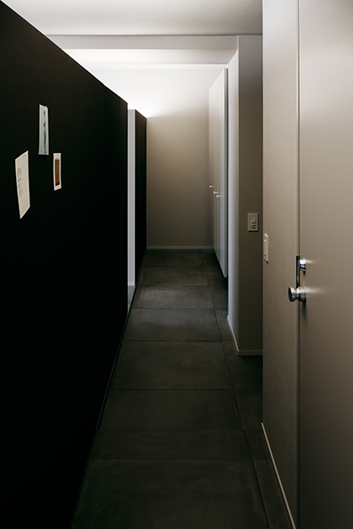 玄関入って右をみる<br />奥に書斎に入る入り口が続く 玄関入って右をみる<br />奥に書斎に入る入り口が続く