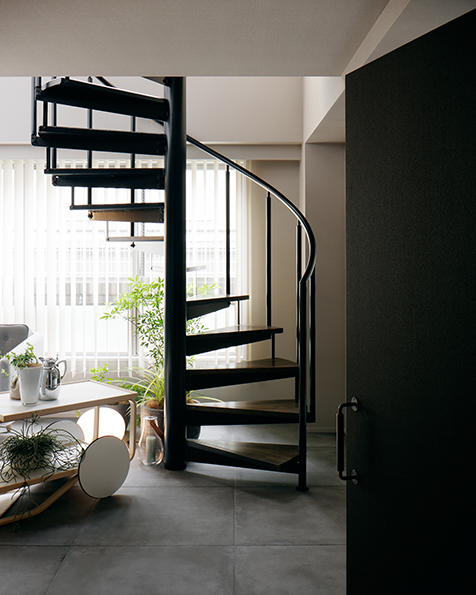 玄関入って真正面の扉を開けると、螺旋階段が現れる 玄関入って真正面の扉を開けると、螺旋階段が現れる