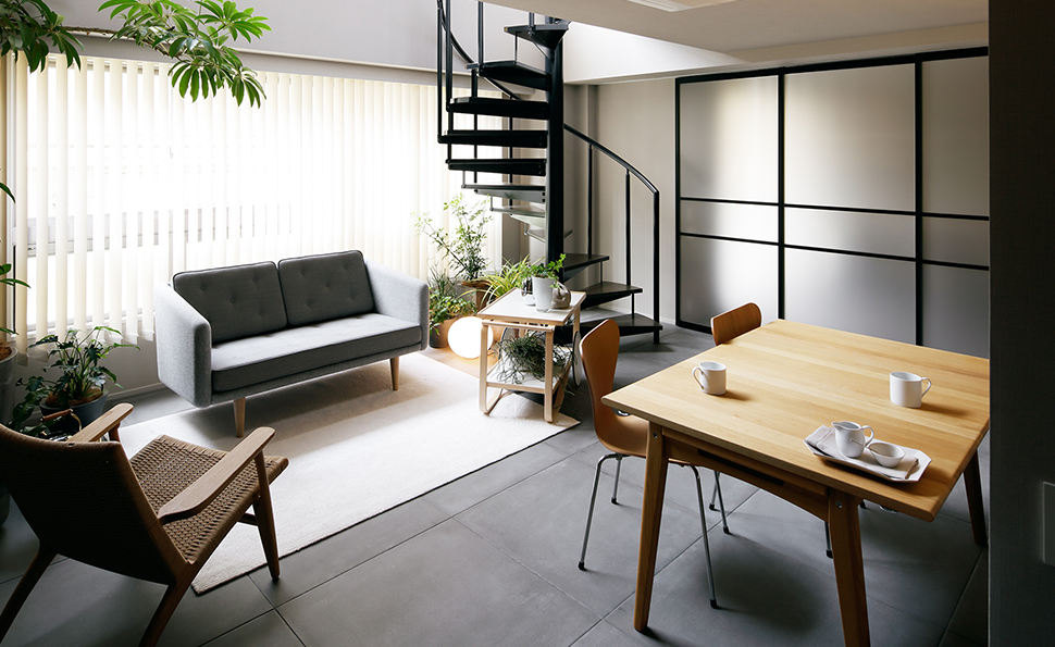 書斎との間には、黒のアルミフレームのパーティション<br />光を通し広がりを演出 書斎との間には、黒のアルミフレームのパーティション<br />光を通し広がりを演出