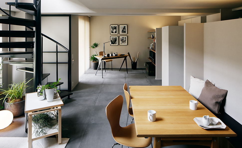 書斎との間のパーティションを開けると一体的な広い空間になる 書斎との間のパーティションを開けると一体的な広い空間になる