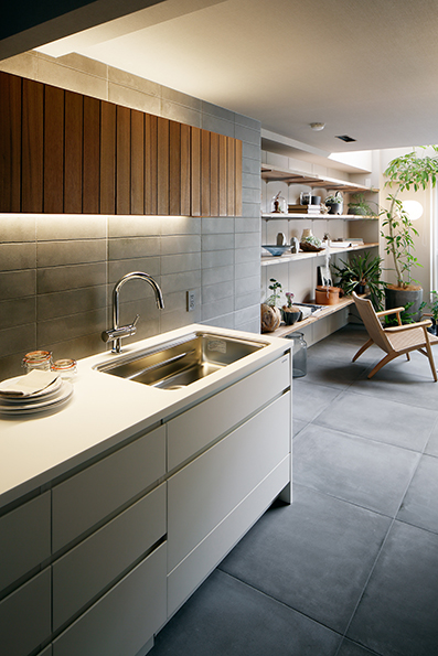 キッチンからリビングをみる<br />下のキッチン本体は既製品 キッチンからリビングをみる<br />下のキッチン本体は既製品