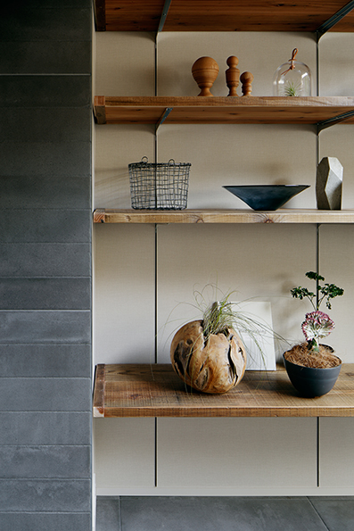 オープン棚にはお気に入りの品が… オープン棚にはお気に入りの品が…