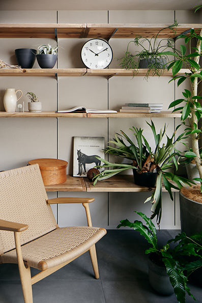 吹抜けの下では大きな植物の前でリラックス 吹抜けの下では大きな植物の前でリラックス