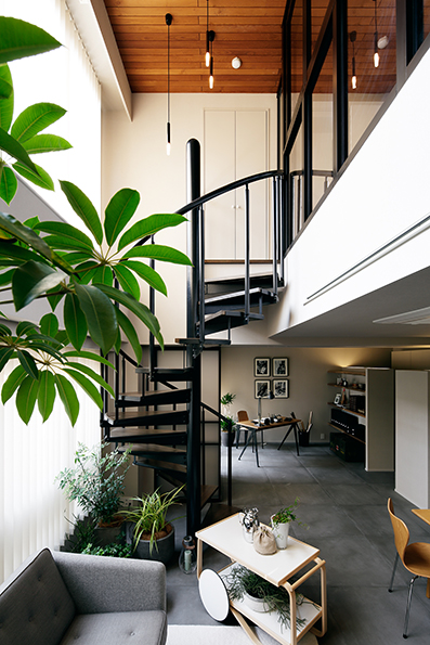 黒く塗装した螺旋階段上部にはペンダント照明を3つ吊るす 黒く塗装した螺旋階段上部にはペンダント照明を3つ吊るす