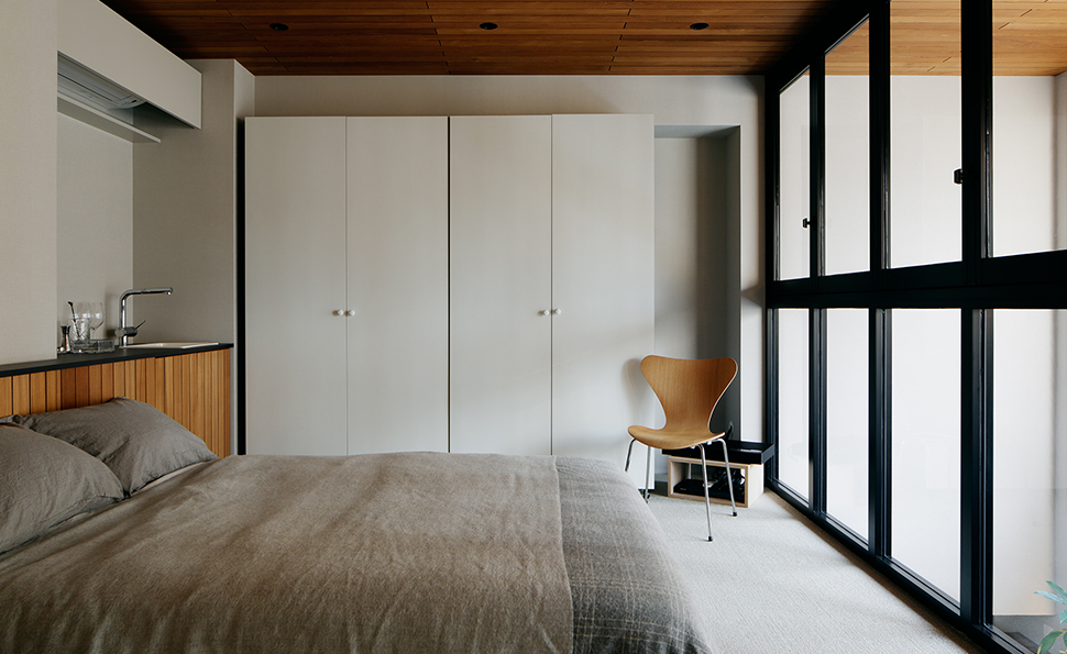 2階の主寝室~吹抜けに続く天井にはチーク材を貼る<br />床はサイザル 2階の主寝室~吹抜けに続く天井にはチーク材を貼る<br />床はサイザル