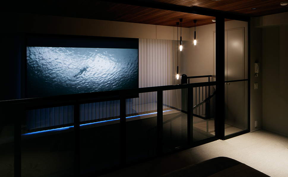 2階の寝室から吹抜けに向かってプロジェクターで映画観賞 2階の寝室から吹抜けに向かってプロジェクターで映画観賞