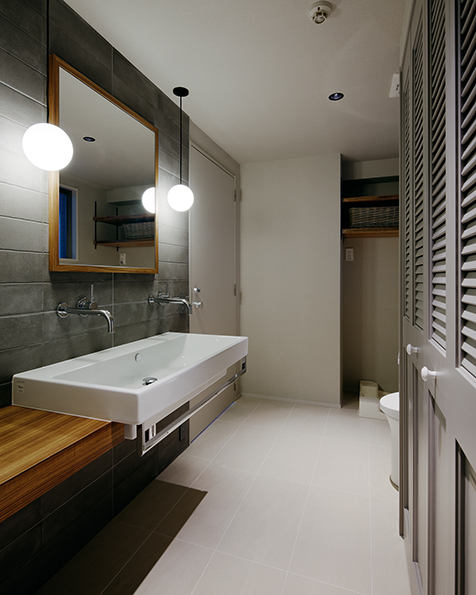 シックな洗面所<br />水栓を2つ設置し同時に2人で使えるように シックな洗面所<br />水栓を2つ設置し同時に2人で使えるように