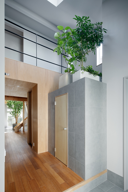 玄関から2階の書斎コーナーを見上げる　元はこの空間に階段があった