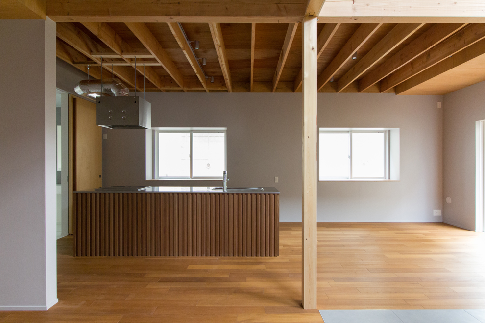 オープンキッチン　天井は既存の2x4材が見える