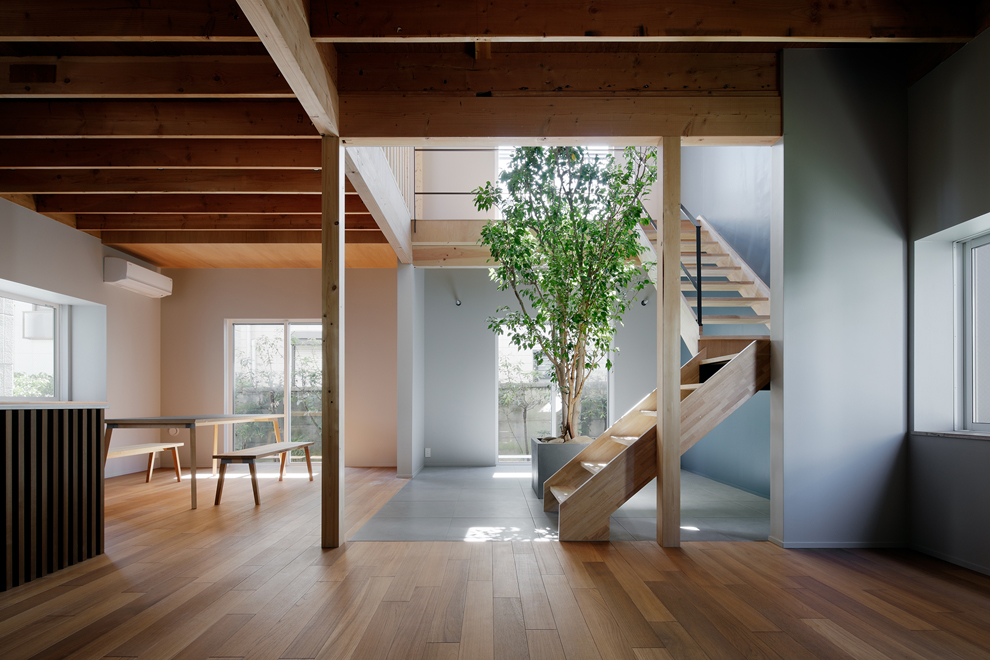 元和室だった南側の部屋の天井を撤去し吹き抜けを設置　吹き抜けから暗かった1階に日差しが降り注ぐ