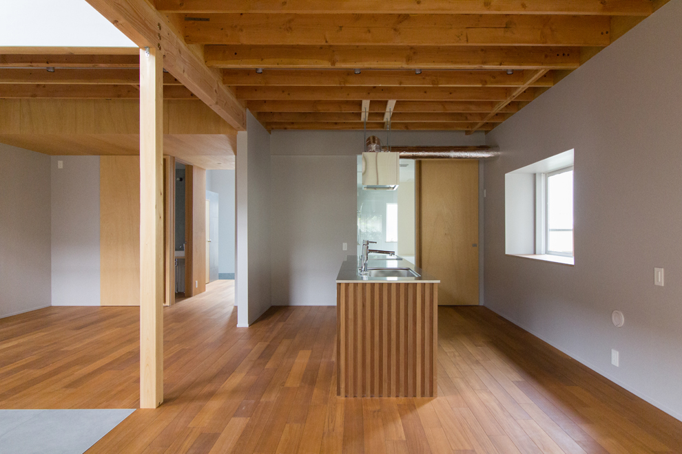 オープンキッチンの奥には洗面所と浴室が続く