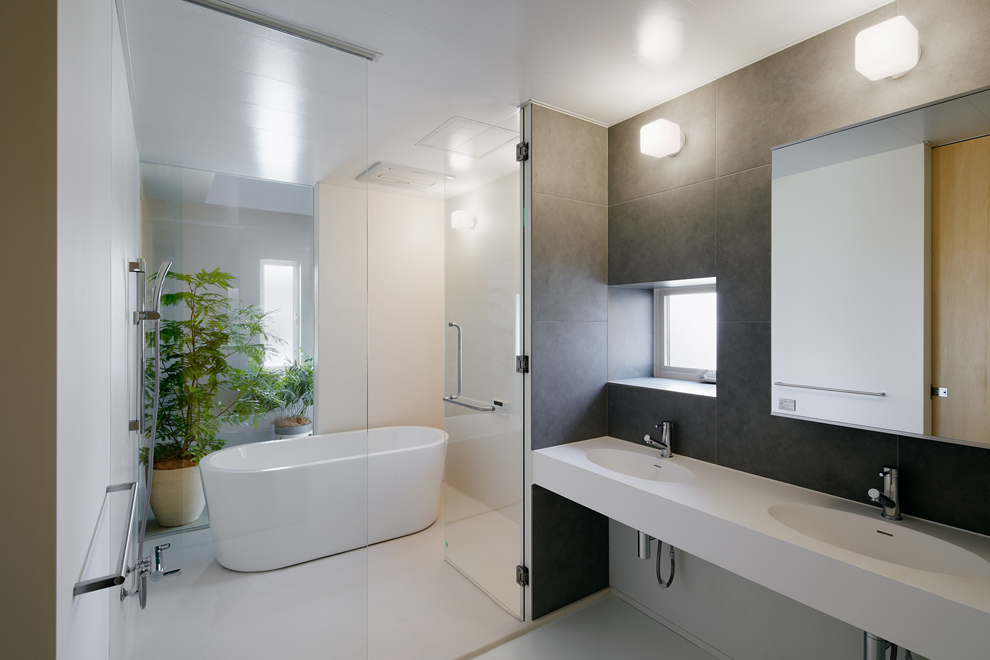 浴室の奥にも吹き抜けと天窓があり北側の浴室でも明るい