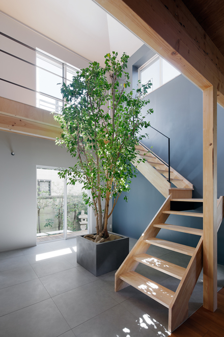 吹き抜けに新規の階段を設置　密集住宅地だが、1階まで光が届いている　