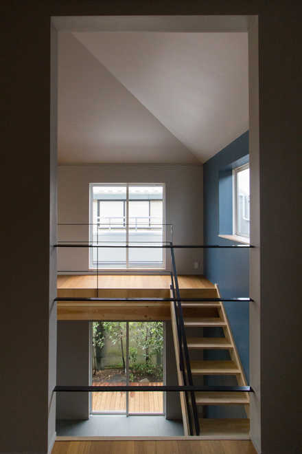 個室には吹き抜けに向けて開口部を設置