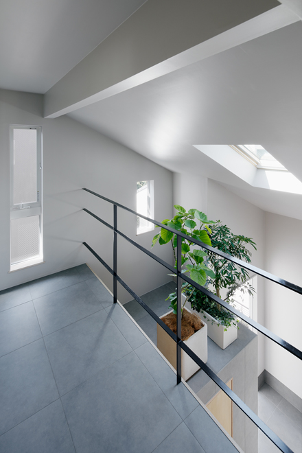 主寝室から続く書斎コーナー　玄関のホールと繋がっていて家族の出入も把握可能