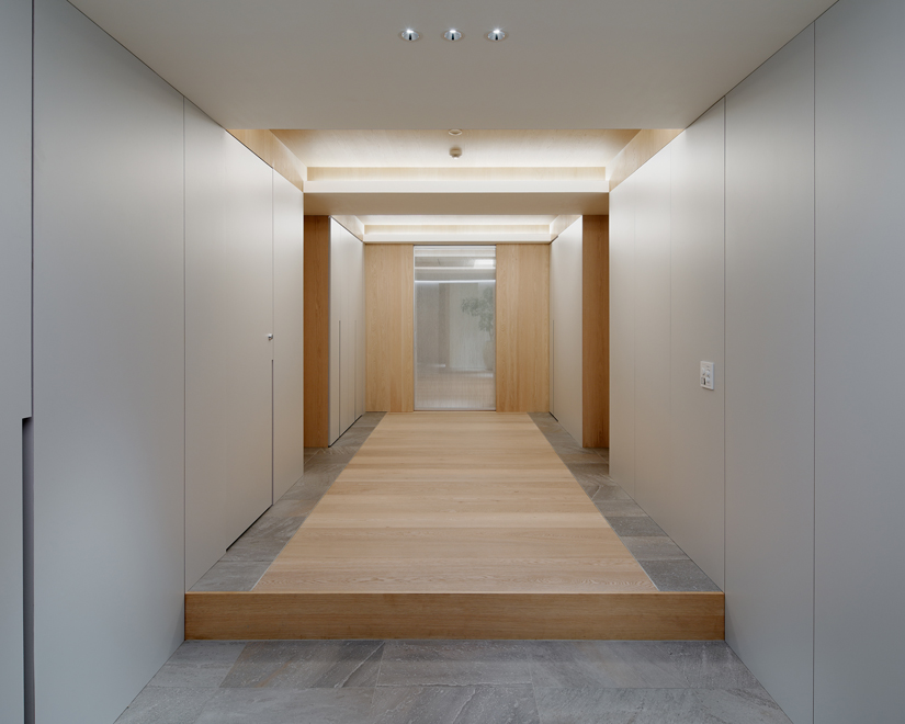 シンメトリーな玄関ホール　凹んでいる木部の左は洗面、右はキッチンへ