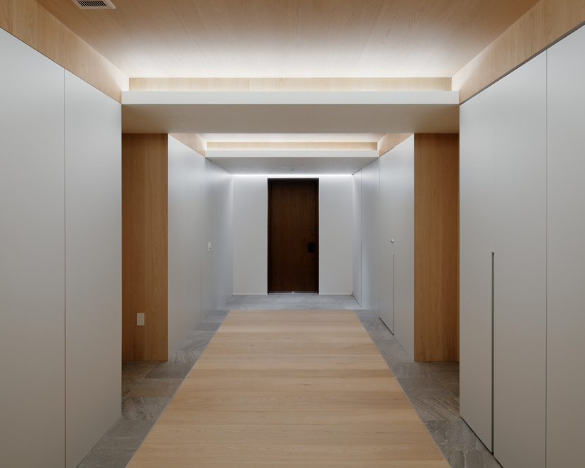 玄関の土間部分を見返す