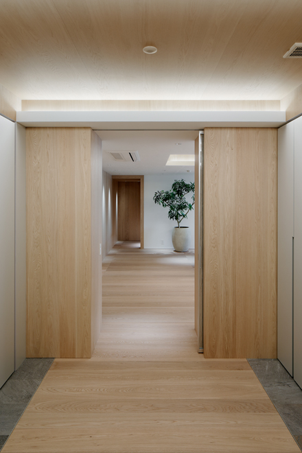 ホールからダイニングスペースへ　更に奥の寝室スペースへ続く