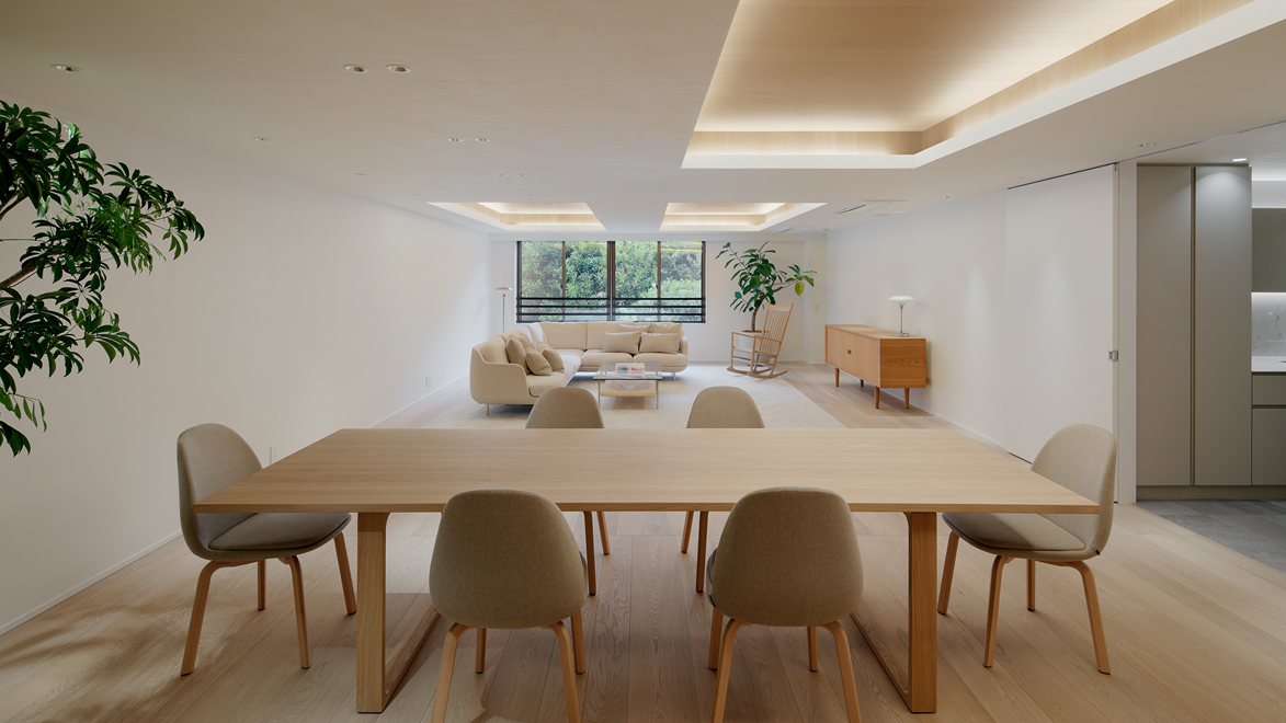 ダイニングスペースからリビングを見る　右側にはセミオープンのキッチン