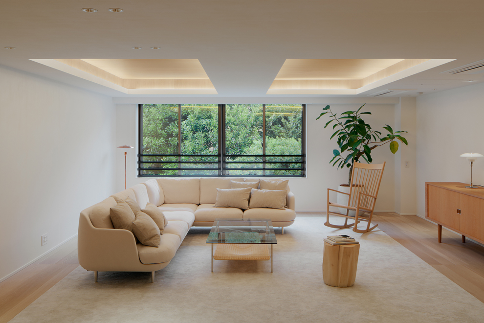 ゆったりとした窓辺のリビングスペース　