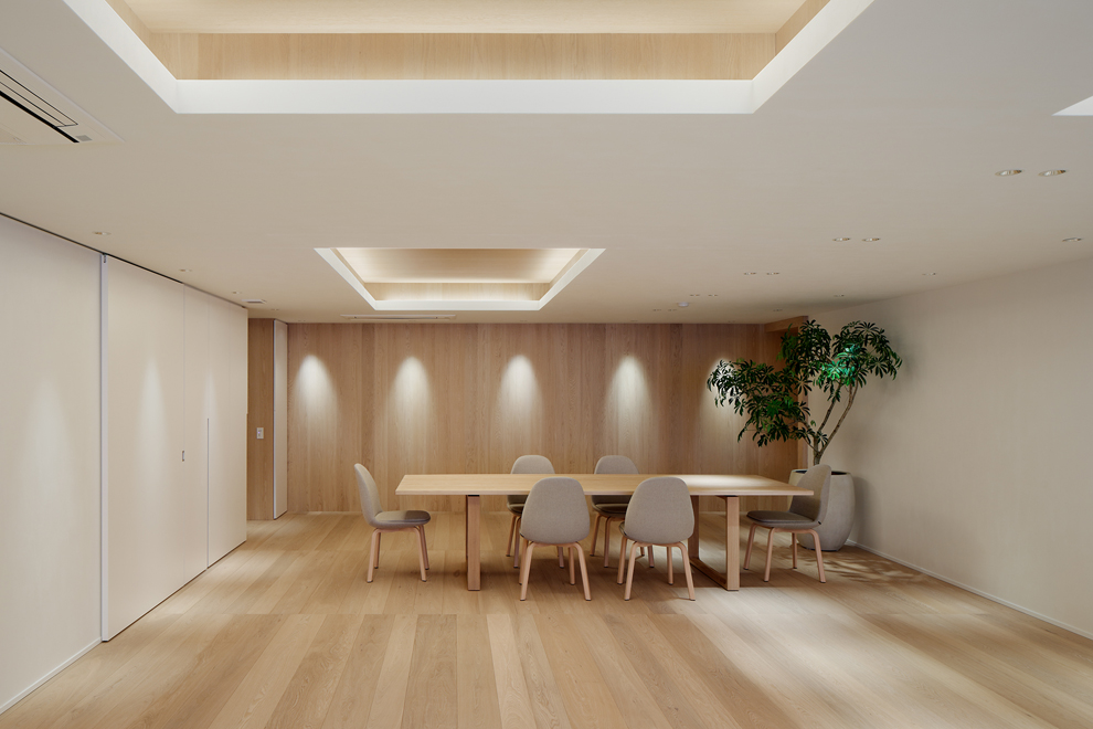 リビングからダイニングを見る　背景の壁は木張り