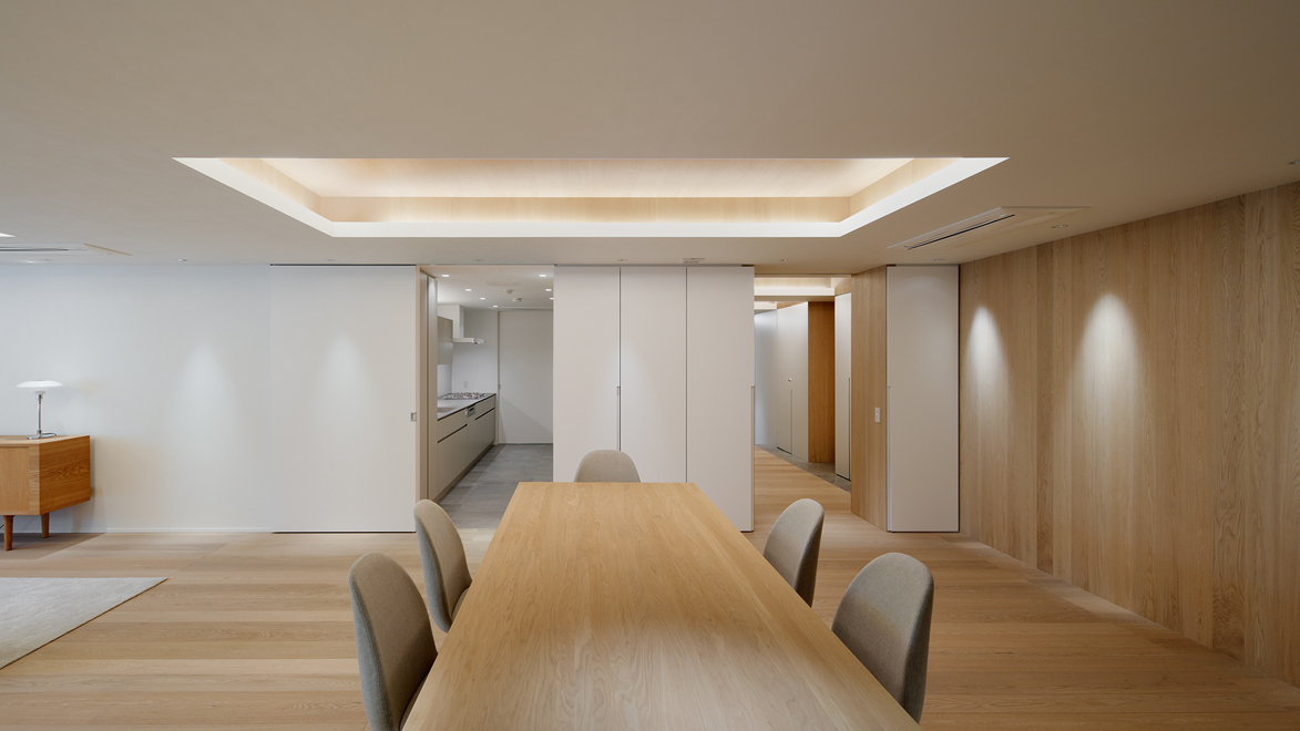 ダイニングからキッチンとホールを見る