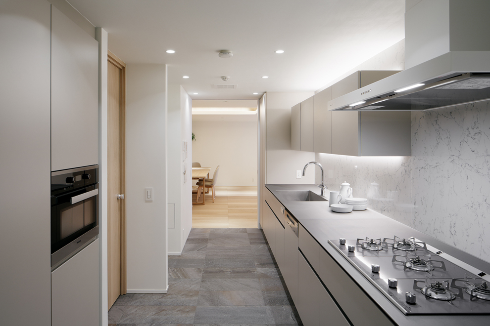 4.4mの長いキッチン　背面には収納もたっぷり