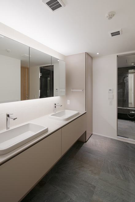 ゆったりとした2シンクの洗面台　両脇に収納もたっぷり