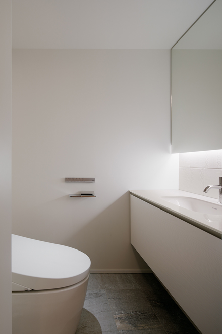 シンプルながら間接照明が美しいトイレ