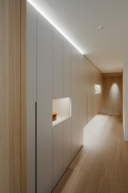 収納と飾棚を兼ねた廊下スペース