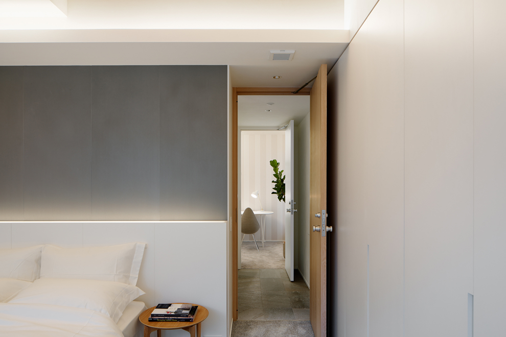 主寝室から洗面所にダイレクトに行き来できます。奥の部屋にもアクセス可能