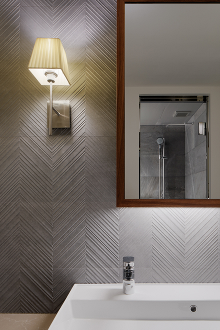 ヘリンボーン柄の凹凸のあるタイルを設置