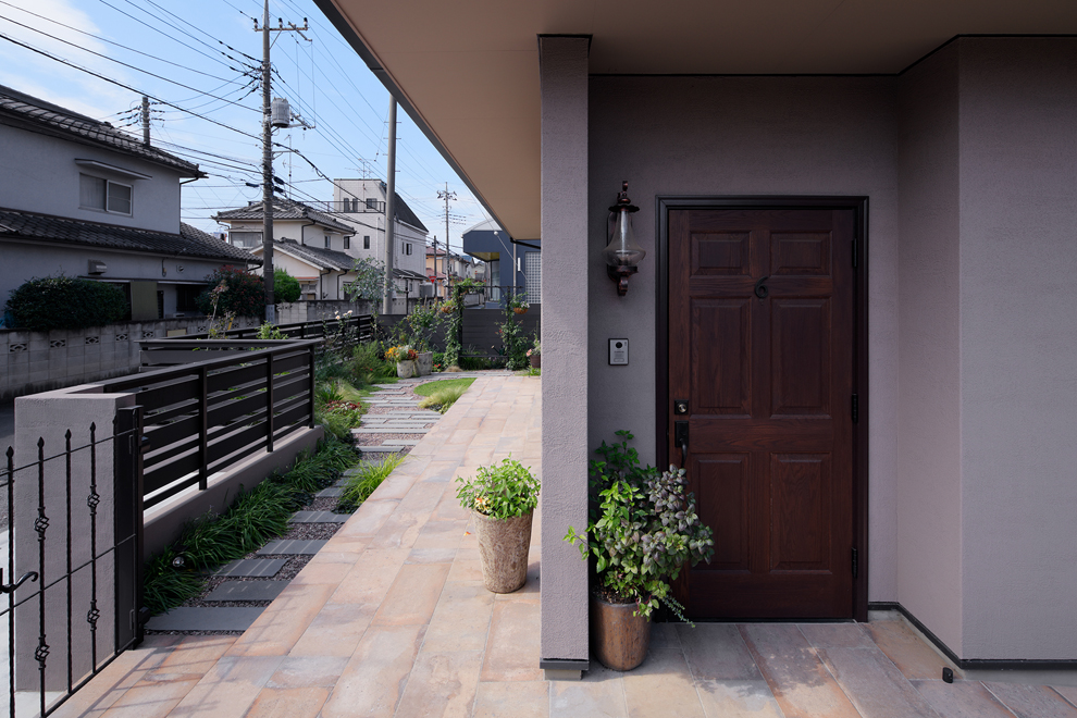 東面に玄関を設置　土間部分がそのまま南側のテラスに繋がっている