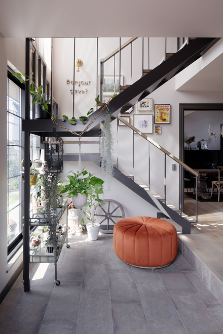 井戸端会議が開かれる程広くて明るい玄関土間