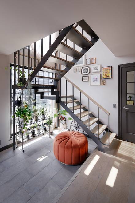 階段の吹き抜けから日差しが降りそそぐ