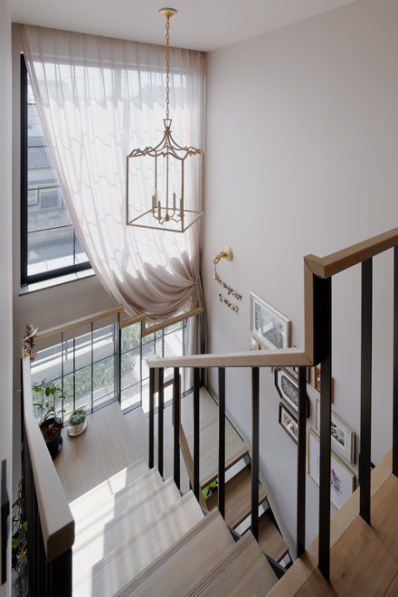 2階階段スペースから1階を見下ろす