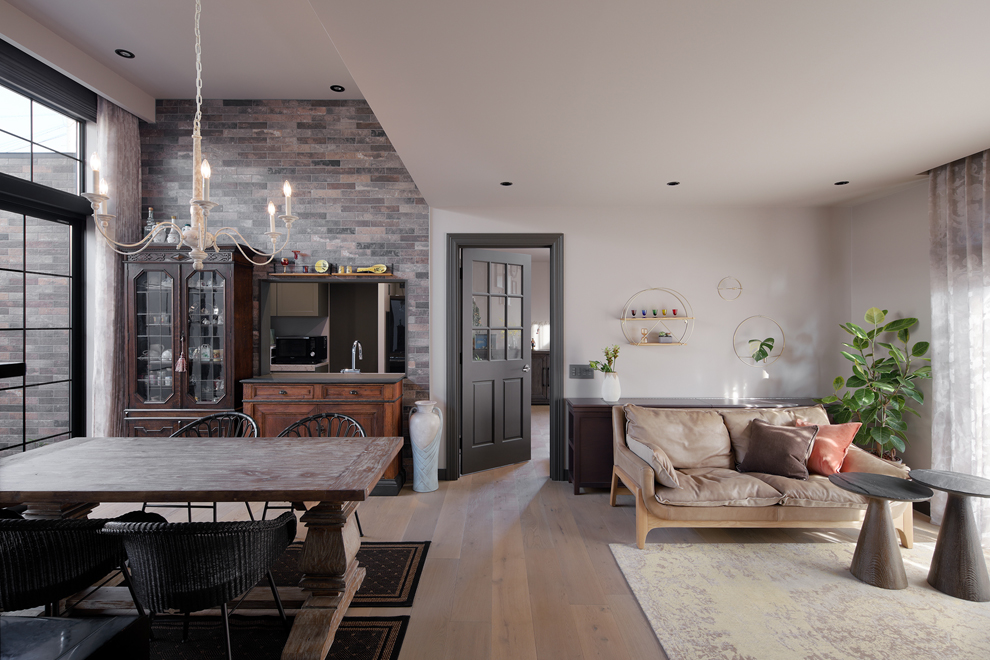 天井高の高いダイニングと天井高の低いリビング