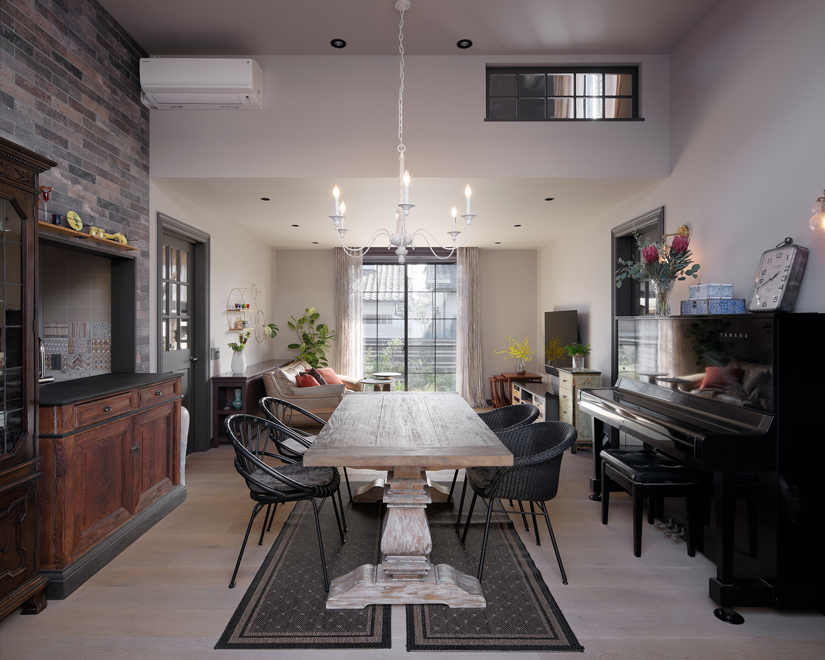 ダイニングからリビング側をみる　右上には2階の個室の様子が伺える小窓がある