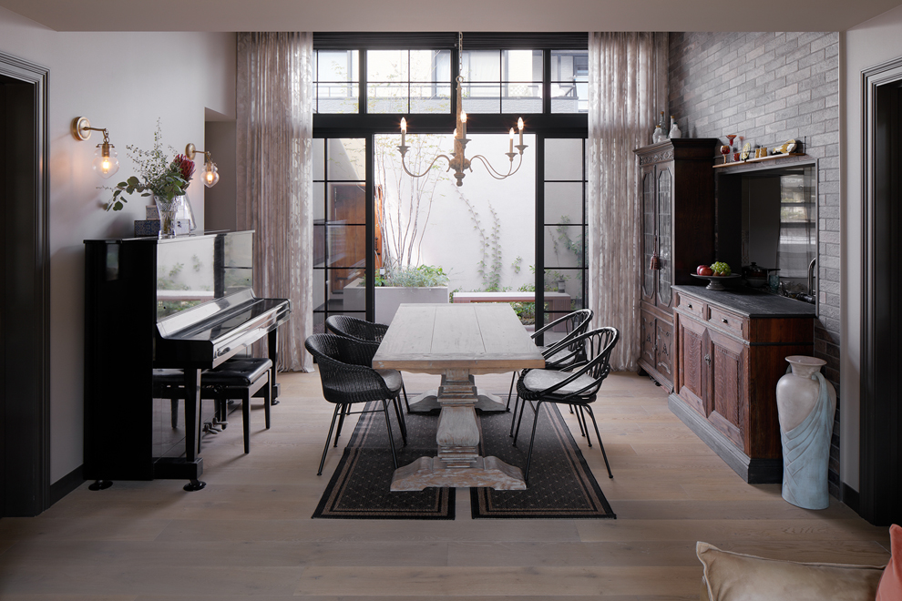 ダイニングから北側ガーデンを見る