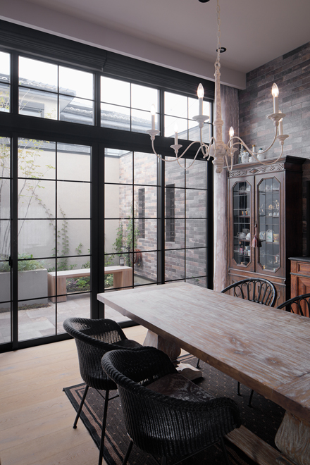 北側ガーデンは高い壁に囲まれて、近隣からの視線をカット