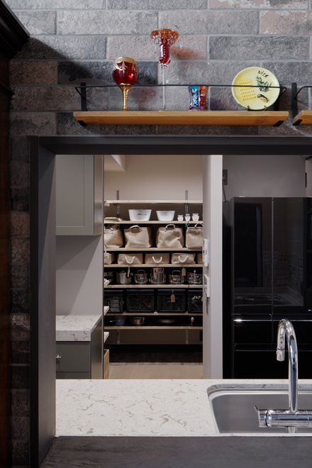 ダイニングからキッチンを見る　奥にはパントリーが続く