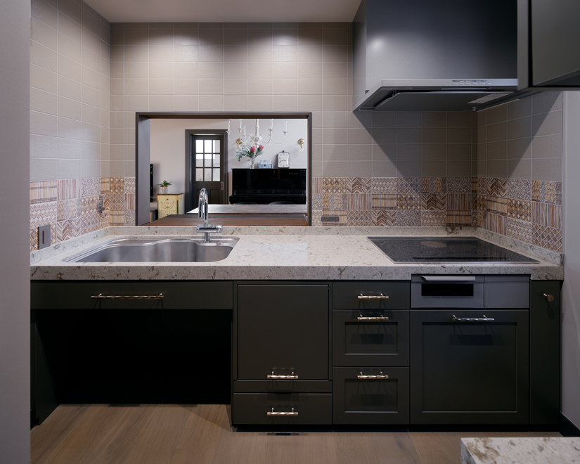 セミオープンのキッチン　この窓からダイニング、リビング、2階の小窓も見渡せる