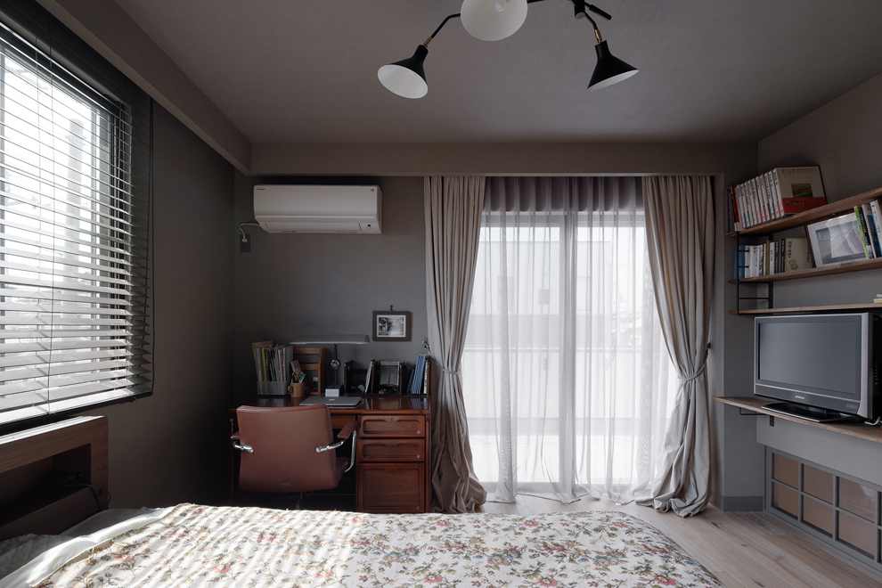 ご主人の個室　右のテレビ下の小窓からダイニングが見下ろせる