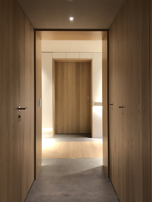 廊下より玄関ホールをみる　左が玄関、右がリビング、奥がパントリーへ続く