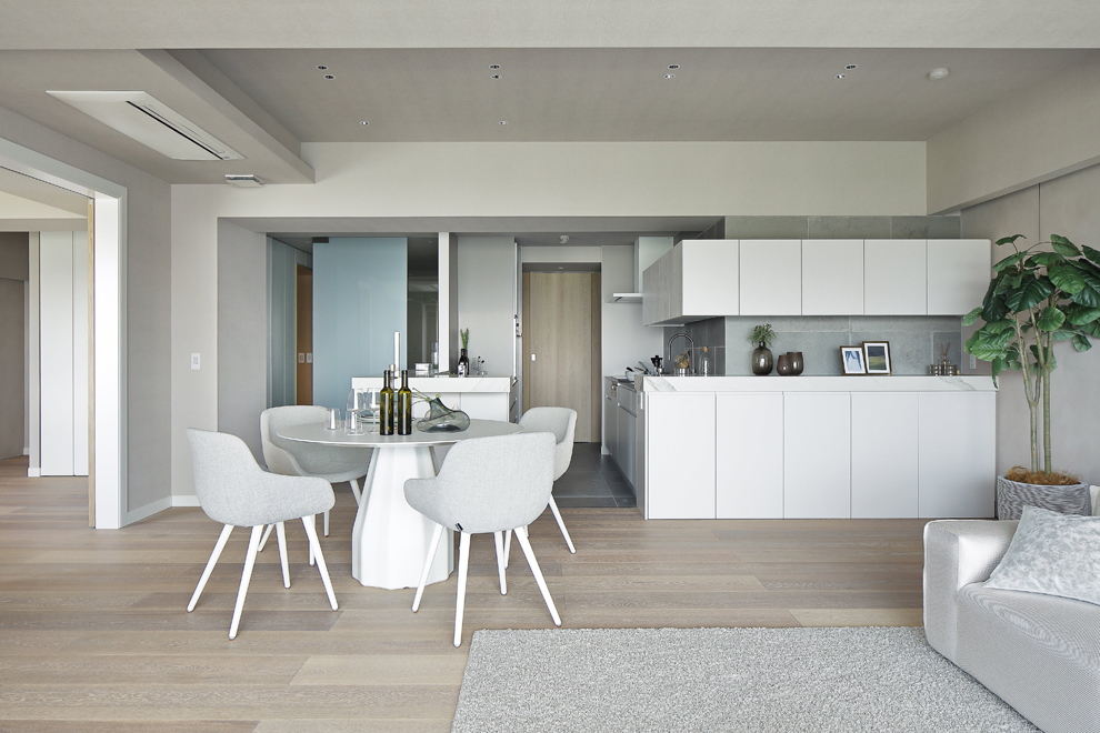 テラス・リビング側からキッチンをみる