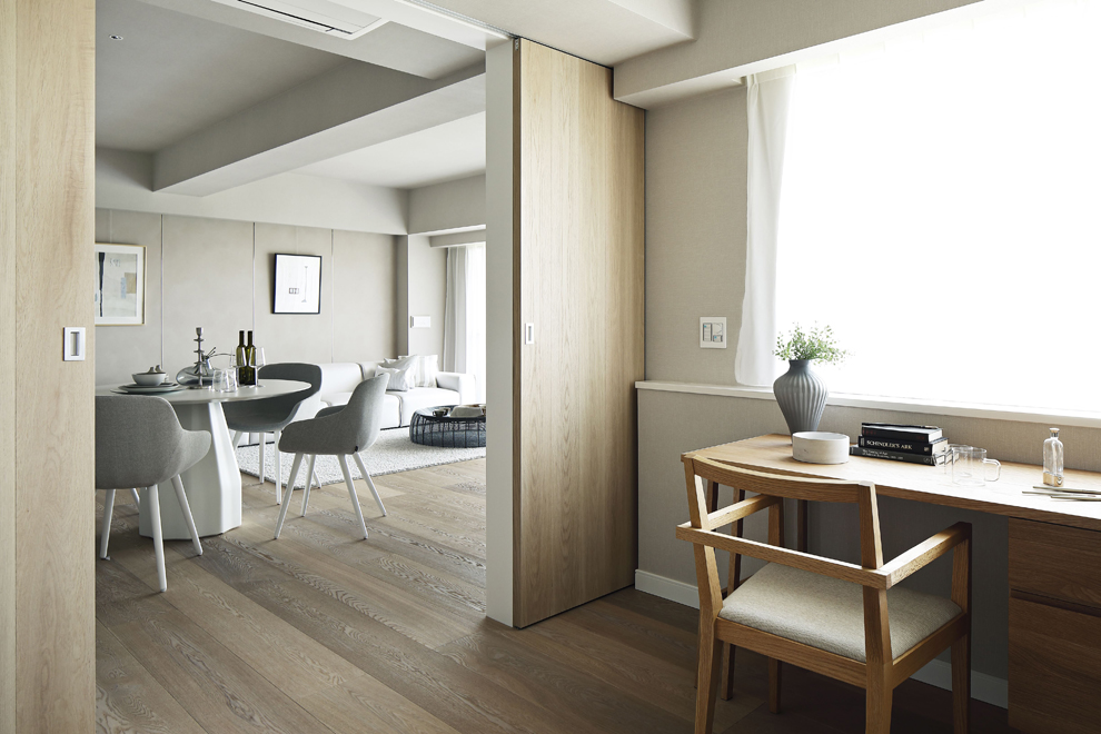 書斎からLDKを見る　両開きの扉(鍵付き)がありLDKと仕切る事も可能